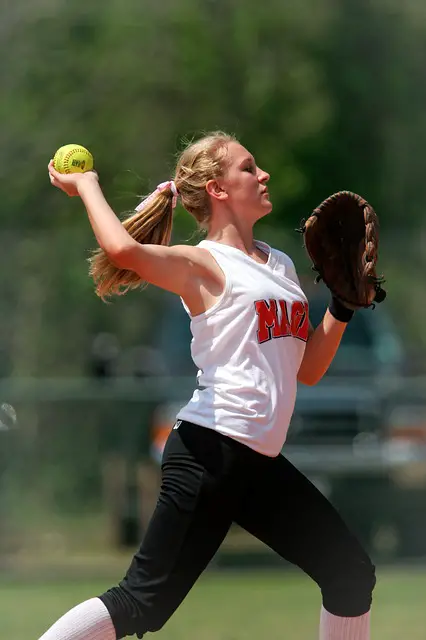female softball player pitching slow pitch