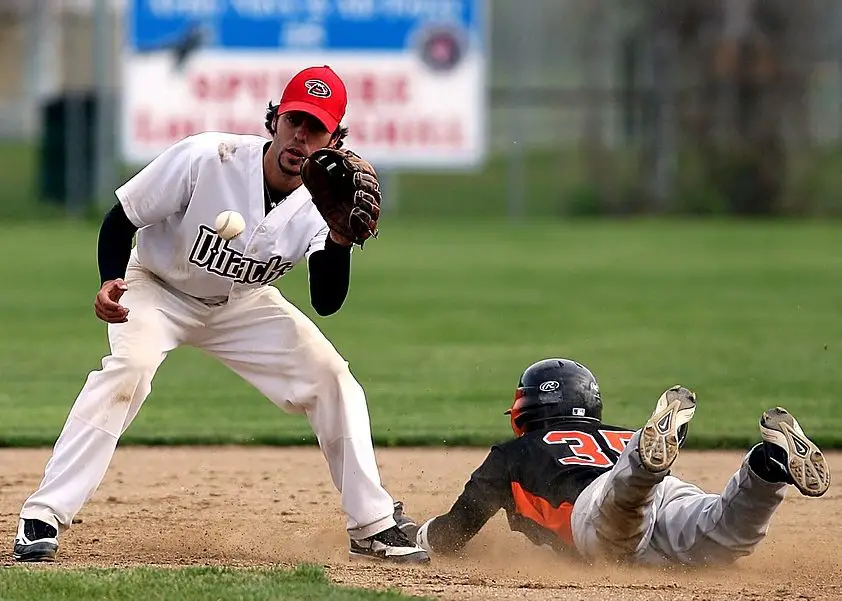 comparison of baseball and soccer cleats